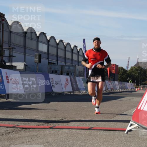 03.10.2025 - Köhlbrandbrückenlauf Luisa Fischer http://msf.ph/oto/9023880 03.10.2025 12:49:15 Ziel 6514 meine-sportfotos.de