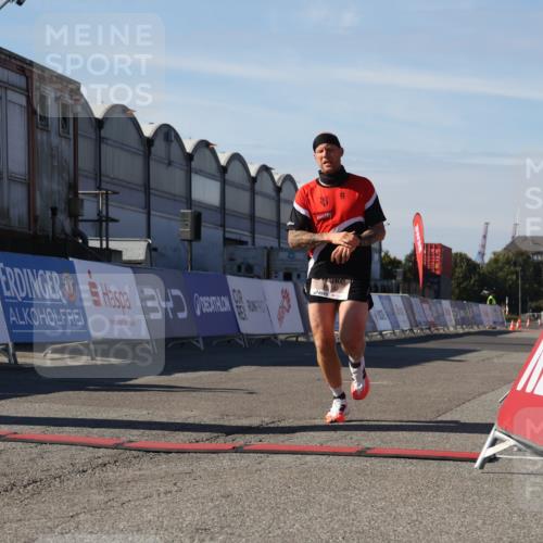 03.10.2025 - Köhlbrandbrückenlauf Luisa Fischer http://msf.ph/oto/9023884 03.10.2025 12:49:16 Ziel 6514 meine-sportfotos.de