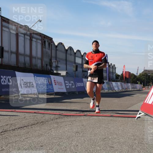 03.10.2025 - Köhlbrandbrückenlauf Luisa Fischer http://msf.ph/oto/9023887 03.10.2025 12:49:16 Ziel 6514 meine-sportfotos.de