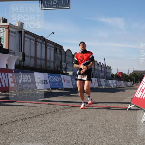 03.10.2025 - Köhlbrandbrückenlauf Luisa Fischer http://msf.ph/oto/9023891 03.10.2025 12:49:16 Ziel 6514 meine-sportfotos.de