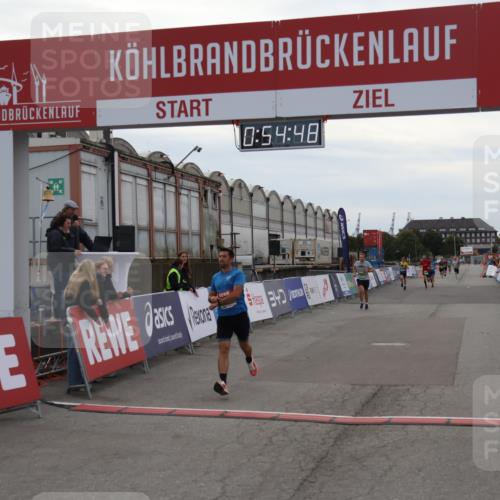 03.10.2025 - Köhlbrandbrückenlauf Julia Fischer http://msf.ph/oto/9023892 03.10.2025 15:54:48 Ziel 7026, 7068, 7809 meine-sportfotos.de