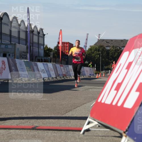 03.10.2025 - Köhlbrandbrückenlauf Luisa Fischer http://msf.ph/oto/9023921 03.10.2025 12:49:30 Ziel 6482 meine-sportfotos.de