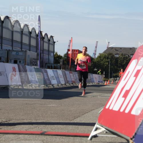 03.10.2025 - Köhlbrandbrückenlauf Luisa Fischer http://msf.ph/oto/9023926 03.10.2025 12:49:30 Ziel 6482 meine-sportfotos.de