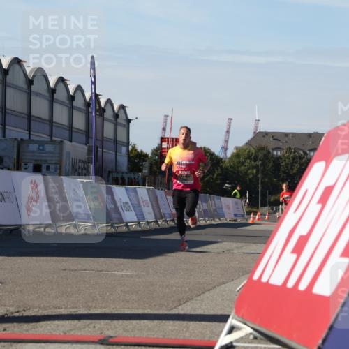 03.10.2025 - Köhlbrandbrückenlauf Luisa Fischer http://msf.ph/oto/9023930 03.10.2025 12:49:31 Ziel 6482 meine-sportfotos.de