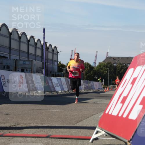 03.10.2025 - Köhlbrandbrückenlauf Luisa Fischer http://msf.ph/oto/9023934 03.10.2025 12:49:31 Ziel 6482 meine-sportfotos.de