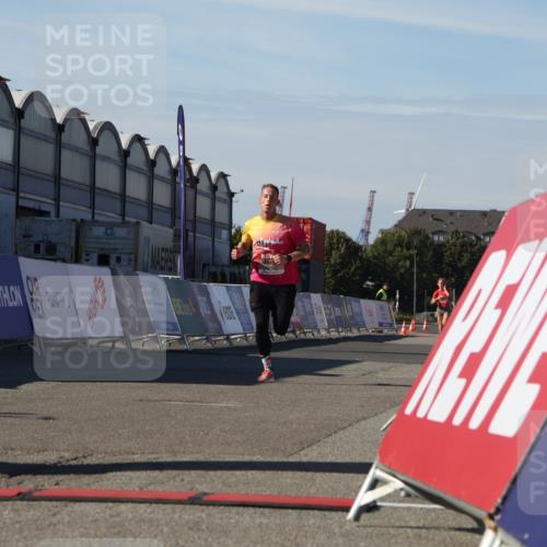 03.10.2025 - Köhlbrandbrückenlauf Luisa Fischer http://msf.ph/oto/9023938 03.10.2025 12:49:31 Ziel 6482 meine-sportfotos.de