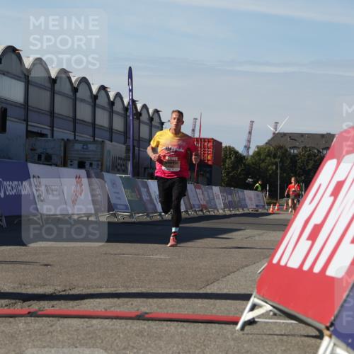 03.10.2025 - Köhlbrandbrückenlauf Luisa Fischer http://msf.ph/oto/9023945 03.10.2025 12:49:32 Ziel 6482 meine-sportfotos.de