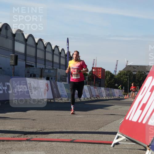 03.10.2025 - Köhlbrandbrückenlauf Luisa Fischer http://msf.ph/oto/9023948 03.10.2025 12:49:32 Ziel 6482 meine-sportfotos.de