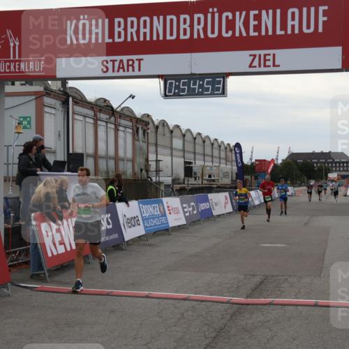 03.10.2025 - Köhlbrandbrückenlauf Julia Fischer http://msf.ph/oto/9023950 03.10.2025 15:54:53 Ziel 7068, 7809, 8872, 9481, 9590 meine-sportfotos.de