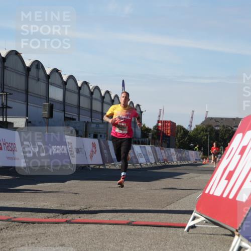 03.10.2025 - Köhlbrandbrückenlauf Luisa Fischer http://msf.ph/oto/9023954 03.10.2025 12:49:32 Ziel 6482 meine-sportfotos.de