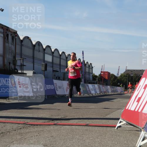 03.10.2025 - Köhlbrandbrückenlauf Luisa Fischer http://msf.ph/oto/9023959 03.10.2025 12:49:33 Ziel 6482 meine-sportfotos.de