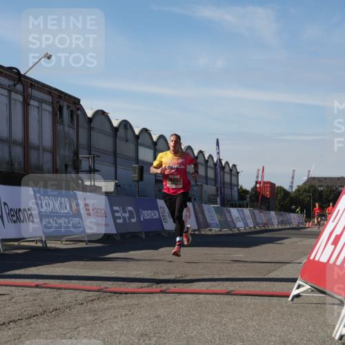 03.10.2025 - Köhlbrandbrückenlauf Luisa Fischer http://msf.ph/oto/9023961 03.10.2025 12:49:33 Ziel 6482 meine-sportfotos.de