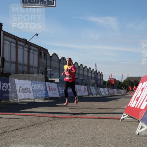 03.10.2025 - Köhlbrandbrückenlauf Luisa Fischer http://msf.ph/oto/9023966 03.10.2025 12:49:33 Ziel 6482 meine-sportfotos.de