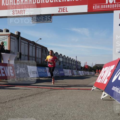 03.10.2025 - Köhlbrandbrückenlauf Luisa Fischer http://msf.ph/oto/9023967 03.10.2025 12:49:34 Ziel 6482 meine-sportfotos.de