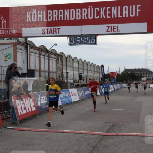 03.10.2025 - Köhlbrandbrückenlauf Julia Fischer http://msf.ph/oto/9023973 03.10.2025 15:54:56 Ziel 7068, 7809, 8872, 9481, 9590 meine-sportfotos.de
