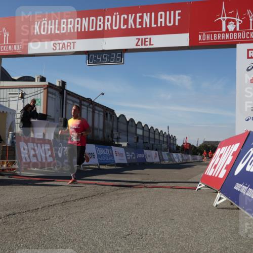 03.10.2025 - Köhlbrandbrückenlauf Luisa Fischer http://msf.ph/oto/9023976 03.10.2025 12:49:34 Ziel 6482 meine-sportfotos.de