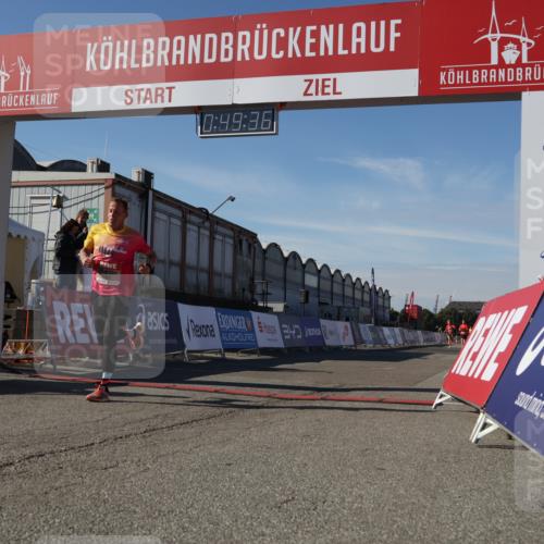 03.10.2025 - Köhlbrandbrückenlauf Luisa Fischer http://msf.ph/oto/9023981 03.10.2025 12:49:35 Ziel 6482 meine-sportfotos.de