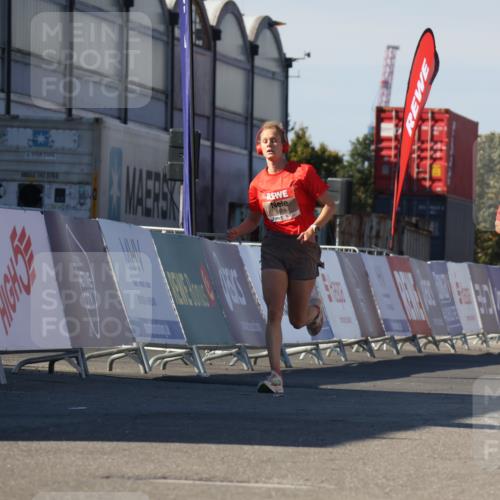 03.10.2025 - Köhlbrandbrückenlauf Luisa Fischer http://msf.ph/oto/9023995 03.10.2025 12:49:39 Ziel 5687, 5688, 6482 meine-sportfotos.de