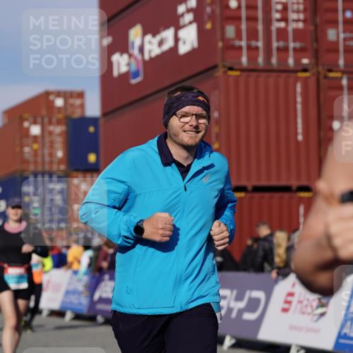 03.10.2025 - Köhlbrandbrückenlauf Michael Burmester http://msf.ph/oto/9023996 03.10.2025 10:26:31 Ziel 1425, 1436, 1744, 1756, 2004, 2005, 2050, 2219, 2551, 2574, 3113, 3787 meine-sportfotos.de