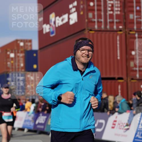 03.10.2025 - Köhlbrandbrückenlauf Michael Burmester http://msf.ph/oto/9024002 03.10.2025 10:26:31 Ziel 1425, 1436, 1744, 1756, 2004, 2005, 2050, 2219, 2551, 2574, 3113, 3787 meine-sportfotos.de