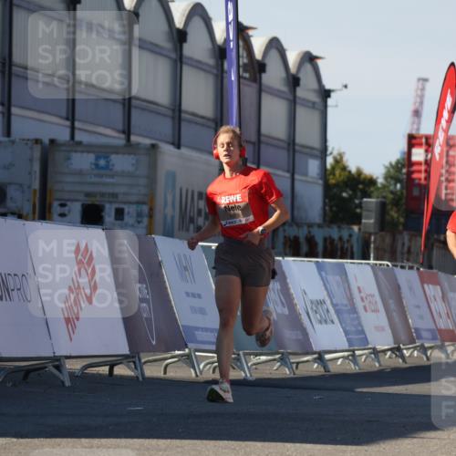 03.10.2025 - Köhlbrandbrückenlauf Luisa Fischer http://msf.ph/oto/9024004 03.10.2025 12:49:39 Ziel 5687, 5688, 6482 meine-sportfotos.de