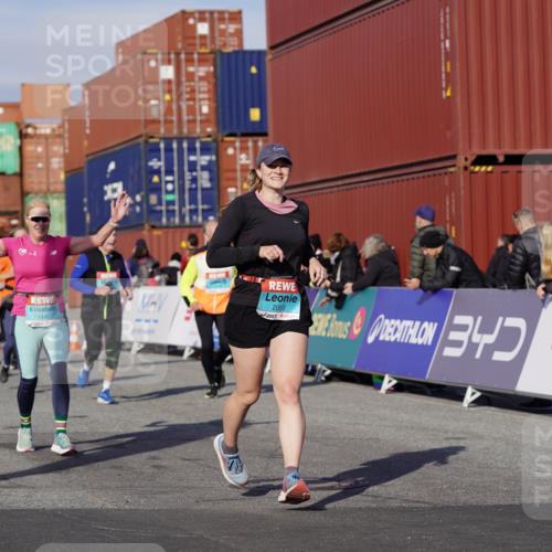03.10.2025 - Köhlbrandbrückenlauf Michael Burmester http://msf.ph/oto/9024008 03.10.2025 10:26:32 Ziel 1425, 1436, 1744, 1756, 2004, 2005, 2050, 2219, 2551, 2574, 3113, 3787 meine-sportfotos.de