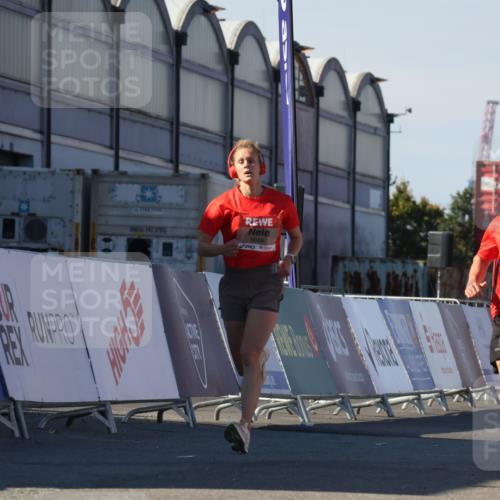 03.10.2025 - Köhlbrandbrückenlauf Luisa Fischer http://msf.ph/oto/9024009 03.10.2025 12:49:40 Ziel 5687, 5688, 6482 meine-sportfotos.de