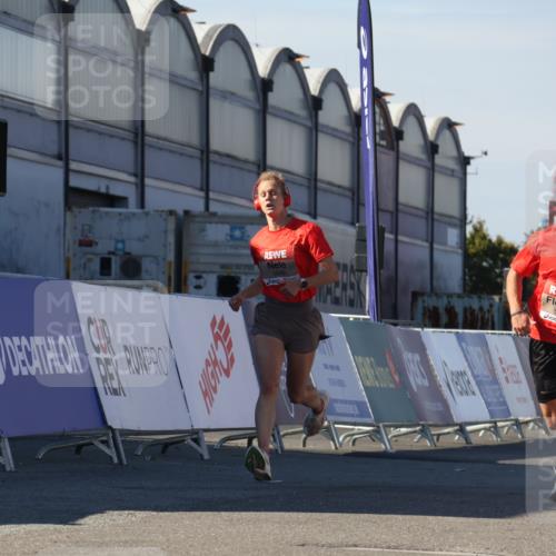 03.10.2025 - Köhlbrandbrückenlauf Luisa Fischer http://msf.ph/oto/9024013 03.10.2025 12:49:40 Ziel 5687, 5688, 6482 meine-sportfotos.de