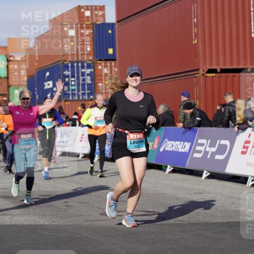 03.10.2025 - Köhlbrandbrückenlauf Michael Burmester http://msf.ph/oto/9024022 03.10.2025 10:26:32 Ziel 1425, 1436, 1744, 1756, 2004, 2005, 2050, 2219, 2551, 2574, 3113, 3787 meine-sportfotos.de