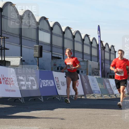 03.10.2025 - Köhlbrandbrückenlauf Luisa Fischer http://msf.ph/oto/9024023 03.10.2025 12:49:41 Ziel 5687, 5688, 6482 meine-sportfotos.de
