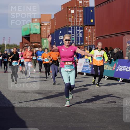 03.10.2025 - Köhlbrandbrückenlauf Michael Burmester http://msf.ph/oto/9024035 03.10.2025 10:26:33 Ziel 1425, 1436, 1509, 1744, 1756, 1996, 2004, 2005, 2050, 2219, 2551, 2574, 3163, 3787 meine-sportfotos.de