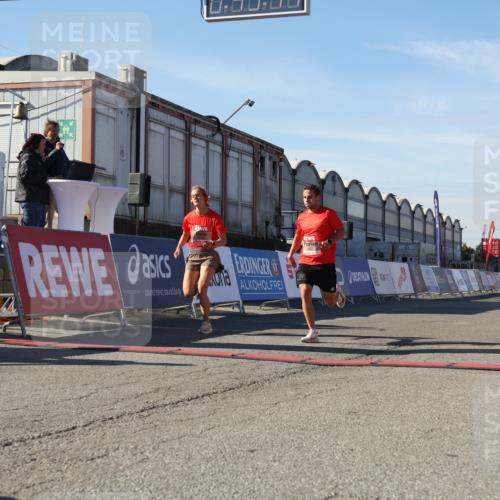 03.10.2025 - Köhlbrandbrückenlauf Luisa Fischer http://msf.ph/oto/9024059 03.10.2025 12:49:43 Ziel 5687, 5688, 6253, 6482 meine-sportfotos.de