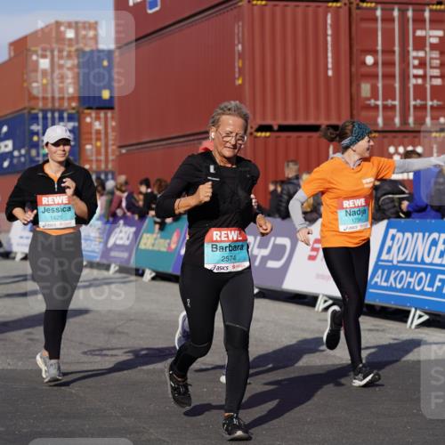 03.10.2025 - Köhlbrandbrückenlauf Michael Burmester http://msf.ph/oto/9024096 03.10.2025 10:26:38 Ziel 1425, 1509, 1756, 1840, 1996, 2004, 2005, 2133, 2219, 2259, 2551, 2574, 2952, 3105, 3110, 3163, 3602, 3787 meine-sportfotos.de