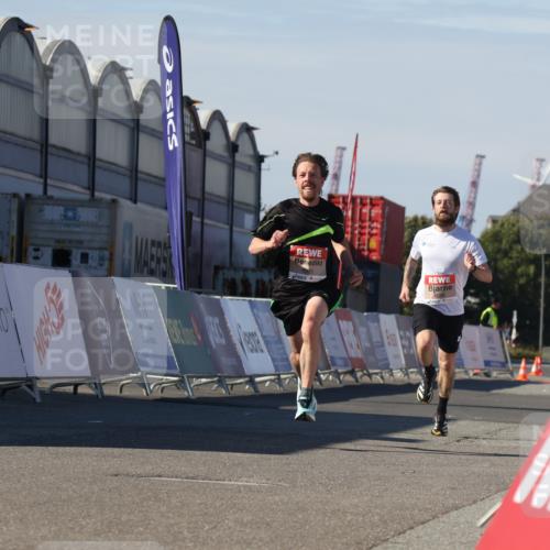 03.10.2025 - Köhlbrandbrückenlauf Luisa Fischer http://msf.ph/oto/9024104 03.10.2025 12:50:03 Ziel 4035, 6086 meine-sportfotos.de