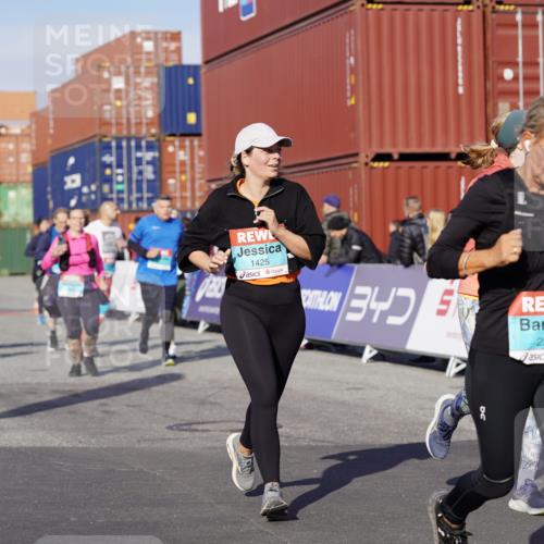 03.10.2025 - Köhlbrandbrückenlauf Michael Burmester http://msf.ph/oto/9024105 03.10.2025 10:26:38 Ziel 1425, 1509, 1756, 1840, 1996, 2004, 2005, 2133, 2219, 2259, 2551, 2574, 2952, 3105, 3110, 3163, 3602, 3787 meine-sportfotos.de