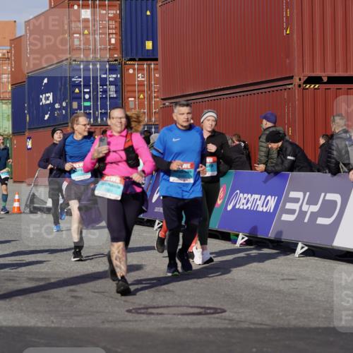 03.10.2025 - Köhlbrandbrückenlauf Michael Burmester http://msf.ph/oto/9024121 03.10.2025 10:26:40 Ziel 1425, 1509, 1726, 1727, 1756, 1840, 1996, 2133, 2219, 2259, 2405, 2551, 2574, 2655, 2952, 3105, 3110, 3163, 3602, 3787 meine-sportfotos.de