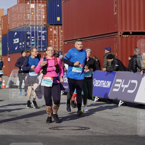 03.10.2025 - Köhlbrandbrückenlauf Michael Burmester http://msf.ph/oto/9024129 03.10.2025 10:26:40 Ziel 1425, 1509, 1726, 1727, 1756, 1840, 1996, 2133, 2219, 2259, 2405, 2551, 2574, 2655, 2952, 3105, 3110, 3163, 3602, 3787 meine-sportfotos.de
