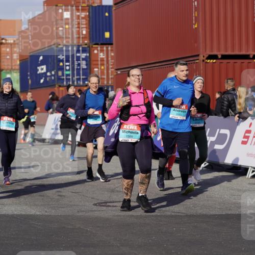 03.10.2025 - Köhlbrandbrückenlauf Michael Burmester http://msf.ph/oto/9024136 03.10.2025 10:26:41 Ziel 1425, 1509, 1726, 1727, 1756, 1840, 1996, 2133, 2259, 2405, 2551, 2586, 2655, 2952, 3105, 3110, 3163, 3602, 3787 meine-sportfotos.de