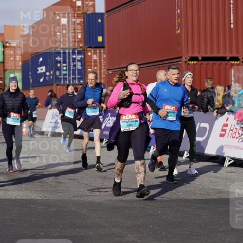 03.10.2025 - Köhlbrandbrückenlauf Michael Burmester http://msf.ph/oto/9024143 03.10.2025 10:26:41 Ziel 1425, 1509, 1726, 1727, 1756, 1840, 1996, 2133, 2259, 2405, 2551, 2586, 2655, 2952, 3105, 3110, 3163, 3602, 3787 meine-sportfotos.de