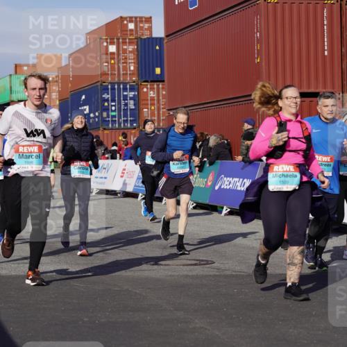 03.10.2025 - Köhlbrandbrückenlauf Michael Burmester http://msf.ph/oto/9024162 03.10.2025 10:26:42 Ziel 1425, 1509, 1726, 1727, 1756, 1840, 1996, 2133, 2259, 2405, 2551, 2586, 2655, 2952, 3105, 3110, 3163, 3241, 3242, 3602, 3787 meine-sportfotos.de