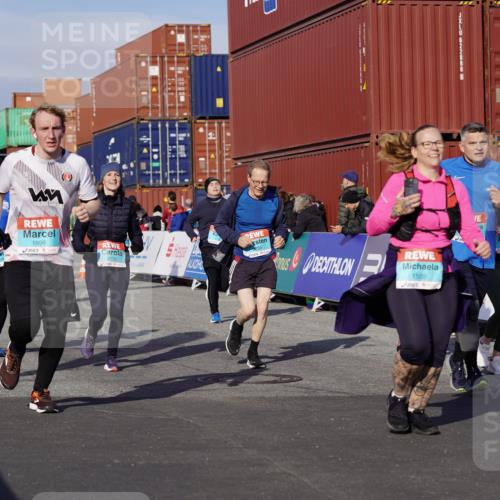 03.10.2025 - Köhlbrandbrückenlauf Michael Burmester http://msf.ph/oto/9024169 03.10.2025 10:26:42 Ziel 1425, 1509, 1726, 1727, 1756, 1840, 1996, 2133, 2259, 2405, 2551, 2586, 2655, 2952, 3105, 3110, 3163, 3241, 3242, 3602, 3787 meine-sportfotos.de