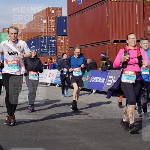 03.10.2025 - Köhlbrandbrückenlauf Michael Burmester http://msf.ph/oto/9024175 03.10.2025 10:26:42 Ziel 1425, 1509, 1726, 1727, 1756, 1840, 1996, 2133, 2259, 2405, 2551, 2586, 2655, 2952, 3105, 3110, 3163, 3241, 3242, 3602, 3787 meine-sportfotos.de
