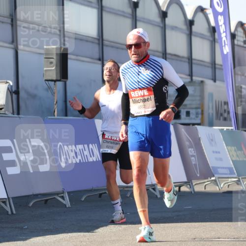 03.10.2025 - Köhlbrandbrückenlauf Luisa Fischer http://msf.ph/oto/9024249 03.10.2025 12:50:54 Ziel 4072, 6216, 6552 meine-sportfotos.de