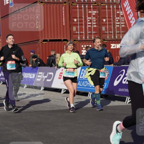 03.10.2025 - Köhlbrandbrückenlauf Michael Burmester http://msf.ph/oto/9024261 03.10.2025 10:26:49 Ziel 1726, 1727, 1935, 2133, 2405, 2586, 2655, 2930, 3044, 3241, 3242, 3364, 3367, 3602, 3703, 3829 meine-sportfotos.de