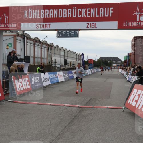 03.10.2025 - Köhlbrandbrückenlauf Julia Fischer http://msf.ph/oto/9024279 03.10.2025 15:55:27 Ziel 7053, 7197, 8993 meine-sportfotos.de
