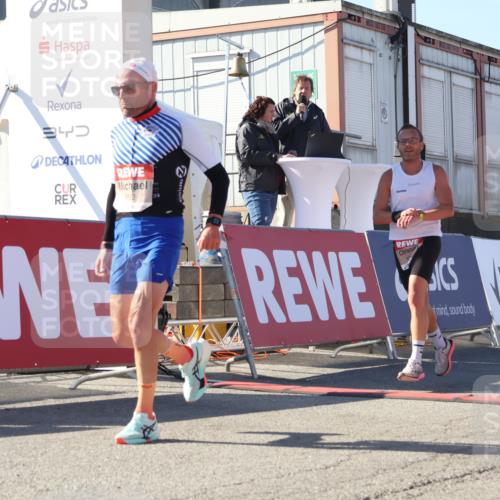 03.10.2025 - Köhlbrandbrückenlauf Luisa Fischer http://msf.ph/oto/9024282 03.10.2025 12:50:57 Ziel 4072, 6216, 6552 meine-sportfotos.de