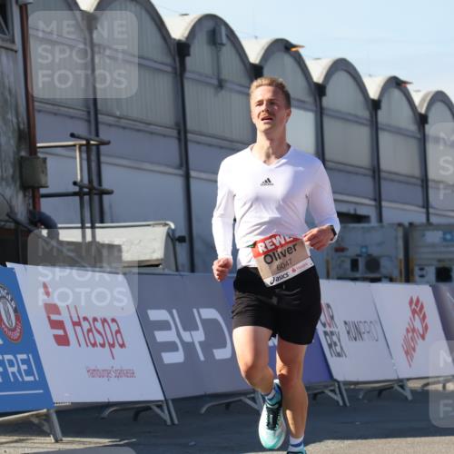 03.10.2025 - Köhlbrandbrückenlauf Luisa Fischer http://msf.ph/oto/9024298 03.10.2025 12:51:18 Ziel 6047 meine-sportfotos.de