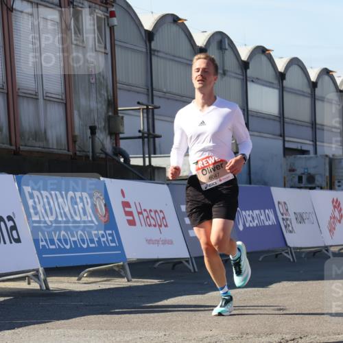 03.10.2025 - Köhlbrandbrückenlauf Luisa Fischer http://msf.ph/oto/9024303 03.10.2025 12:51:18 Ziel 6047 meine-sportfotos.de