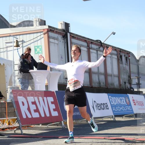03.10.2025 - Köhlbrandbrückenlauf Luisa Fischer http://msf.ph/oto/9024317 03.10.2025 12:51:20 Ziel 6047 meine-sportfotos.de