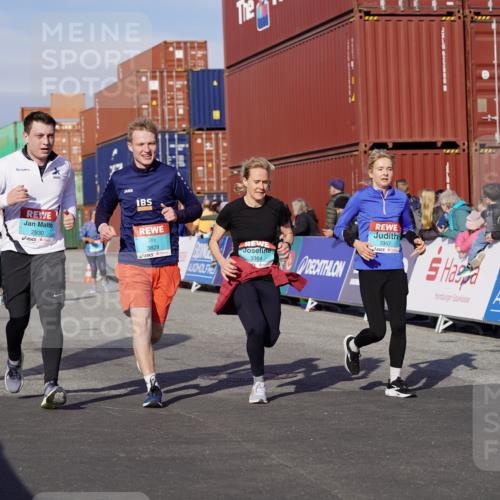 03.10.2025 - Köhlbrandbrückenlauf Michael Burmester http://msf.ph/oto/9024327 03.10.2025 10:26:53 Ziel 1935, 2586, 2774, 2930, 3044, 3232, 3241, 3242, 3364, 3367, 3703, 3829 meine-sportfotos.de
